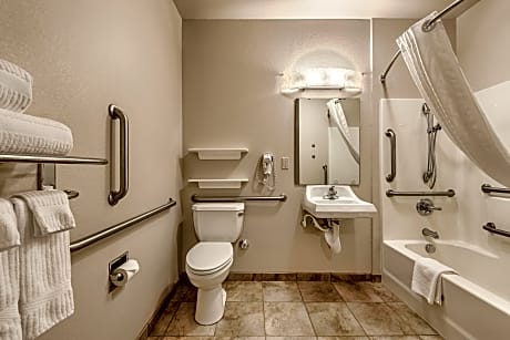 1 Queen Studio Suite Comm Access