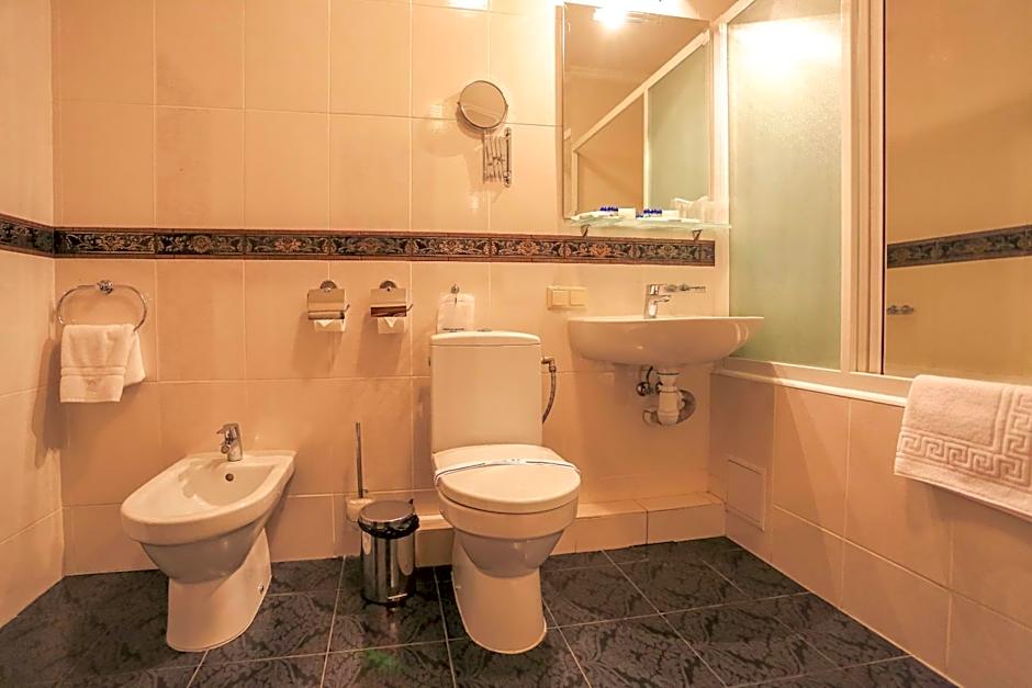 Готель Дніпро Dnipro Hotel