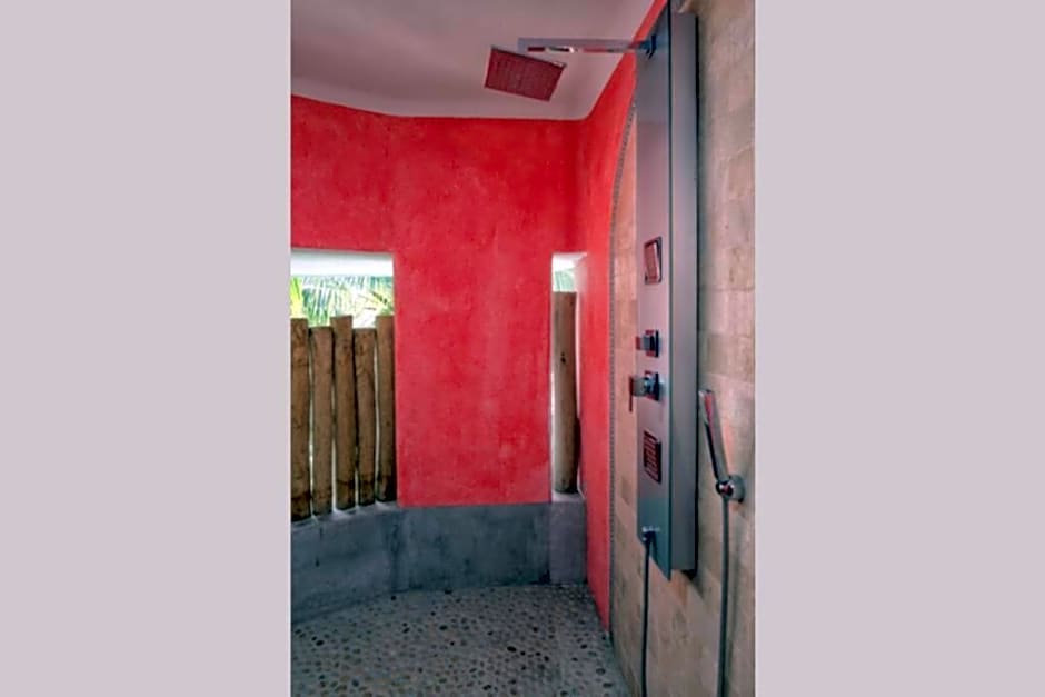 Villa Kiwi. Huge Pool, Steps To Town n Beach. 6 plus BRM 7.5 BTH 3 KCN