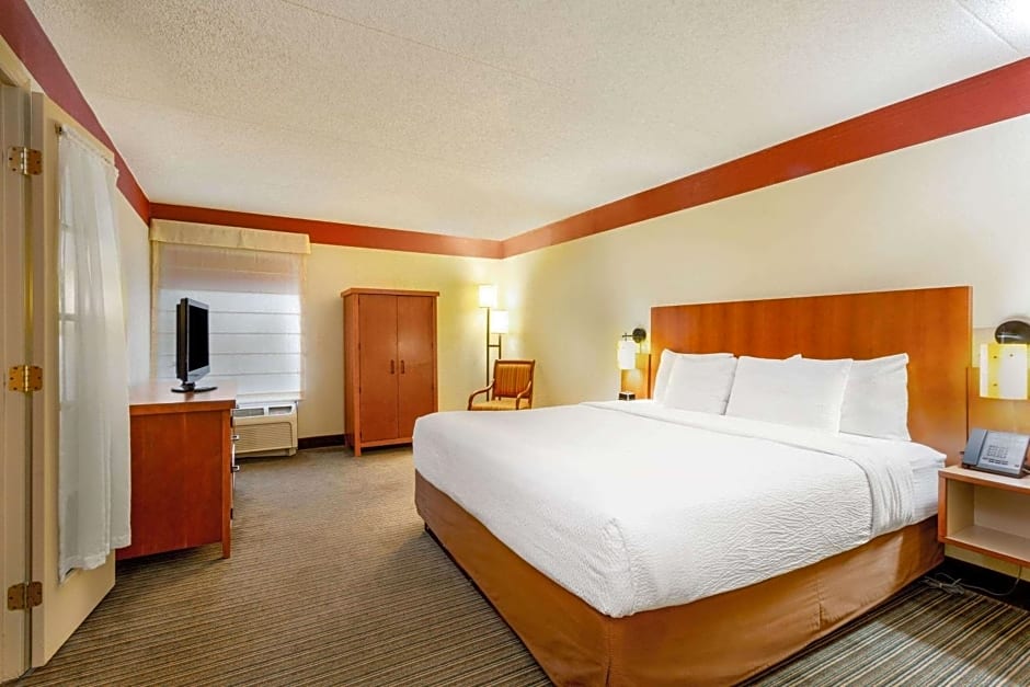 CLT Airport Inn & Suites