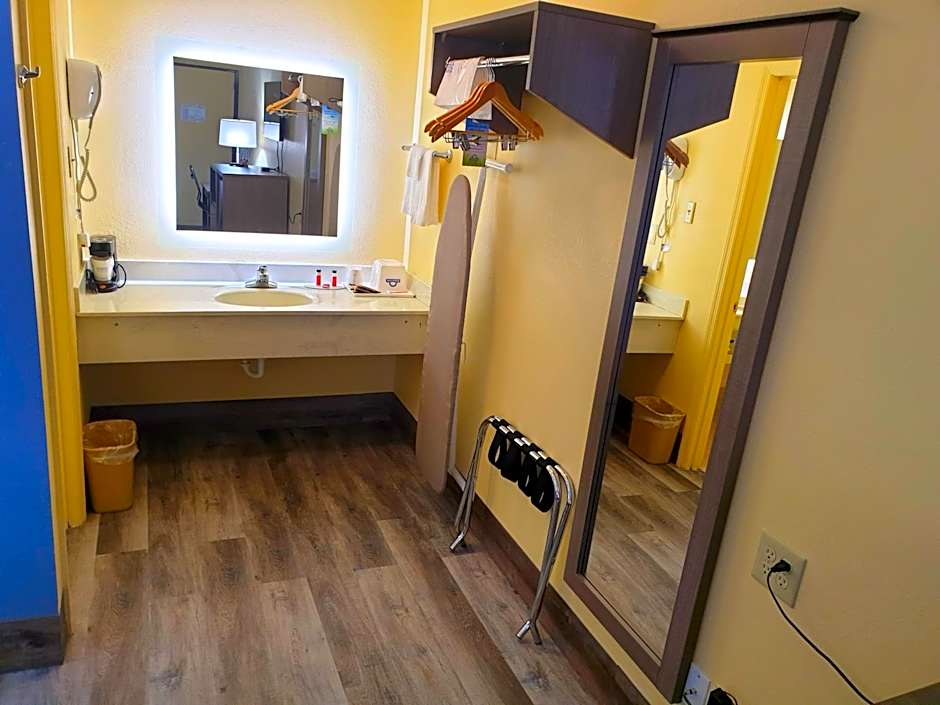 Days Inn by Wyndham Cleveland TN