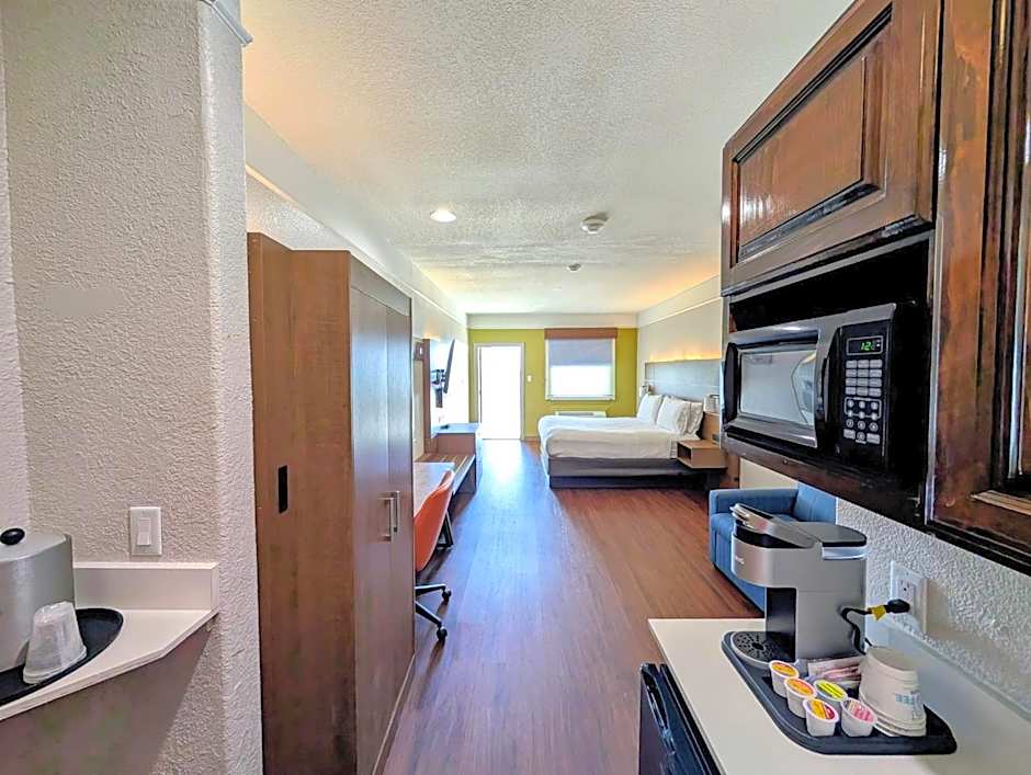 Holiday Inn Express & Suites Galveston West - Seawall