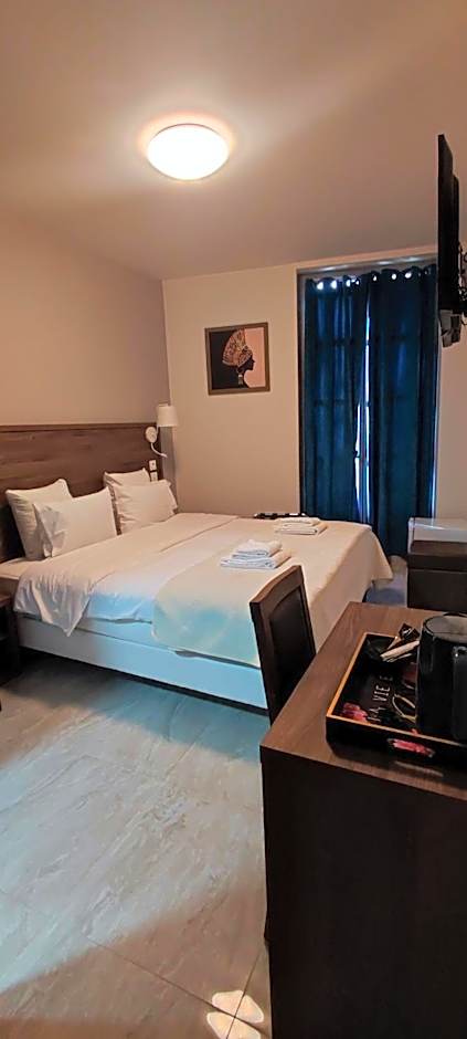 SQUARE HOTEL