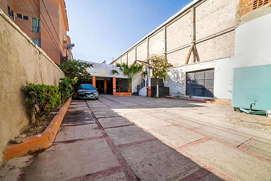 Capital O Hotel Casa Blanca