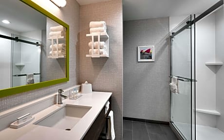 1 King Mobility Access With Tub