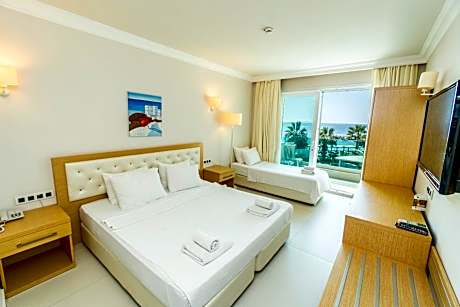 Standard Triple Room with Sea View