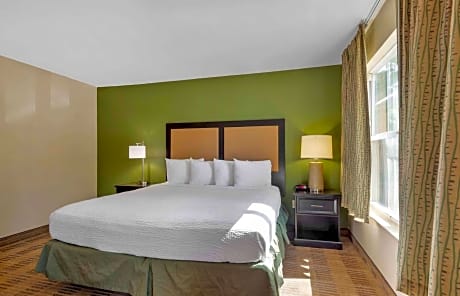 Deluxe Studio with One King Bed - Non-Smoking