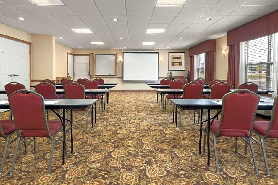Country Inn & Suites by Radisson, Stevens Point, WI