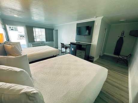 Queen Suite with Two Queen Beds - Non-Smoking