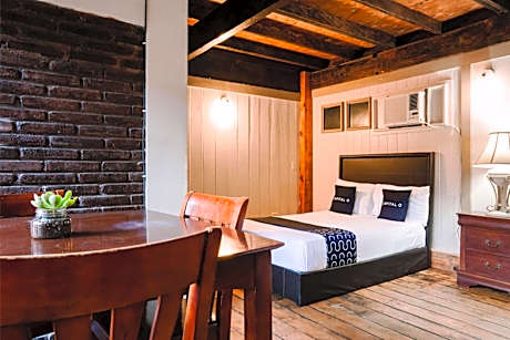 Capital O Hotel Villa Azura