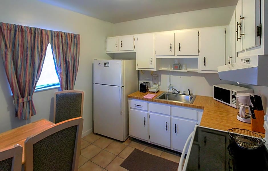 Richard's Motel Studios