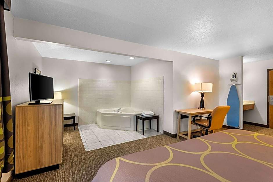 Super 8 by Wyndham Oelwein