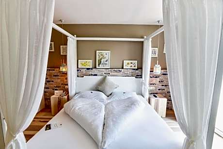 Superior Double Room with Balcony and Lake View