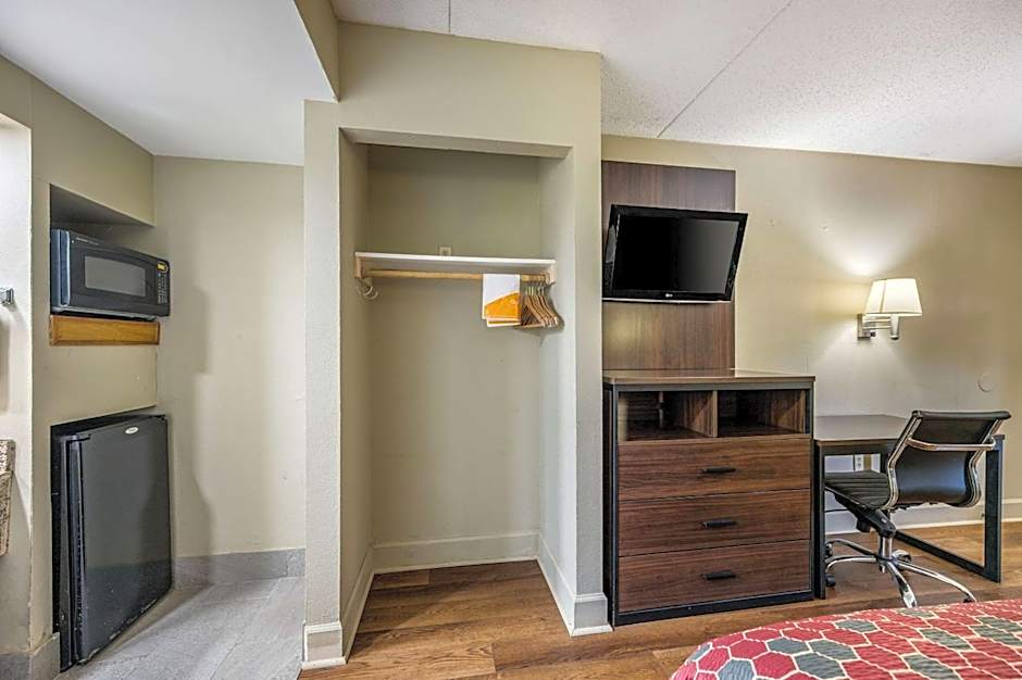 Econo Lodge Inn & Suites Huntsville University Area