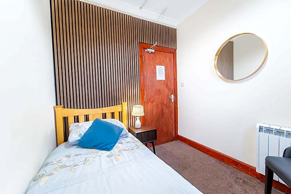 Prime location rooms in high street