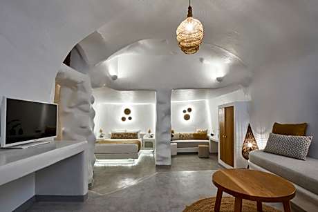 Cave Suite with Private Outdoor Heated Jacuzzi