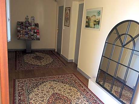 family Room (6 Adults + 1 Child)