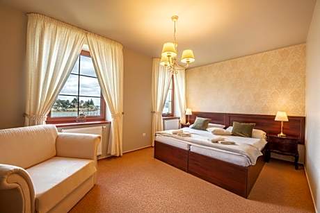 King Room with Roll-In Shower - Disability Access