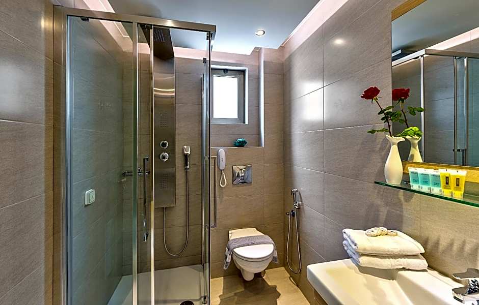 Leonidas Hotel & Apartments