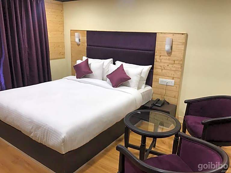 Sumitel Hotel 500 meters from Mall Road