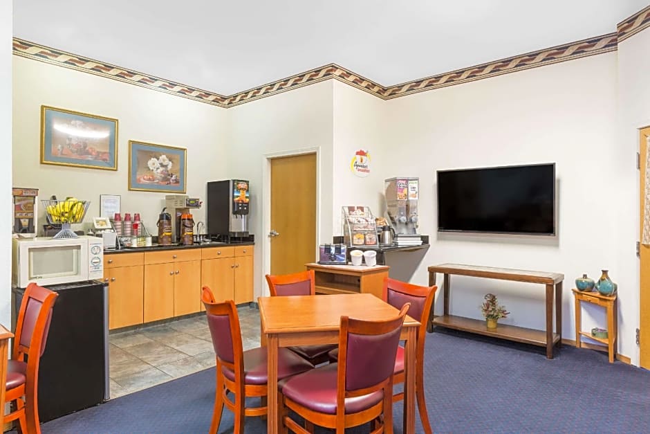 Super 8 by Wyndham Willits