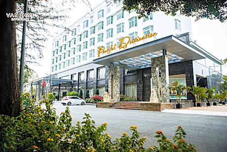 Van Phat Riverside Hotel