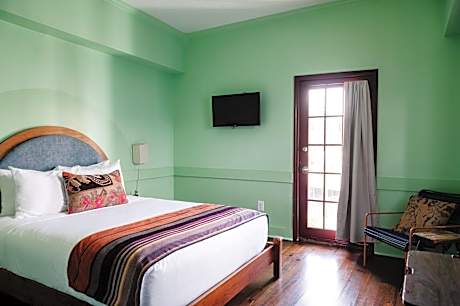 Double Queen Suite (24/7 Front Desk)