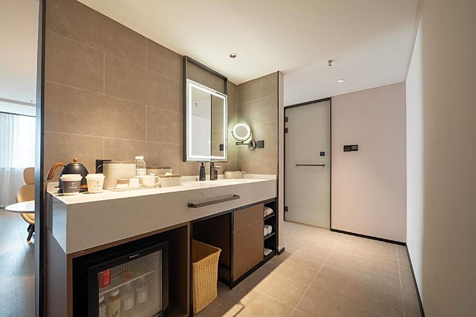 Atour Hotel Dalian Donggang Business District Gangwan Plaza