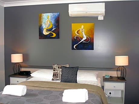 Queen Room with Spa Bath