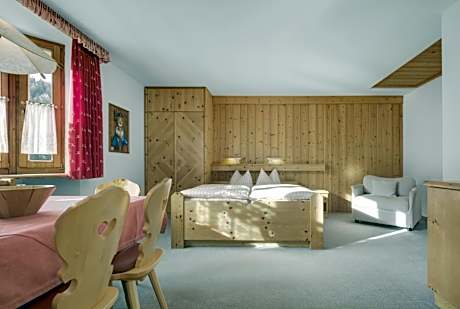 One-Bedroom Apartment (5 Adults) with Balcony