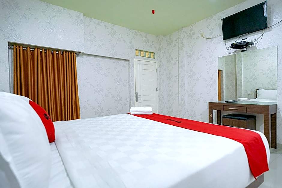 RedDoorz Plus @ Jalan FL Lumban Tobing Sibolga