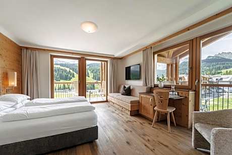 Junior Suite with Balcony and Mountain View