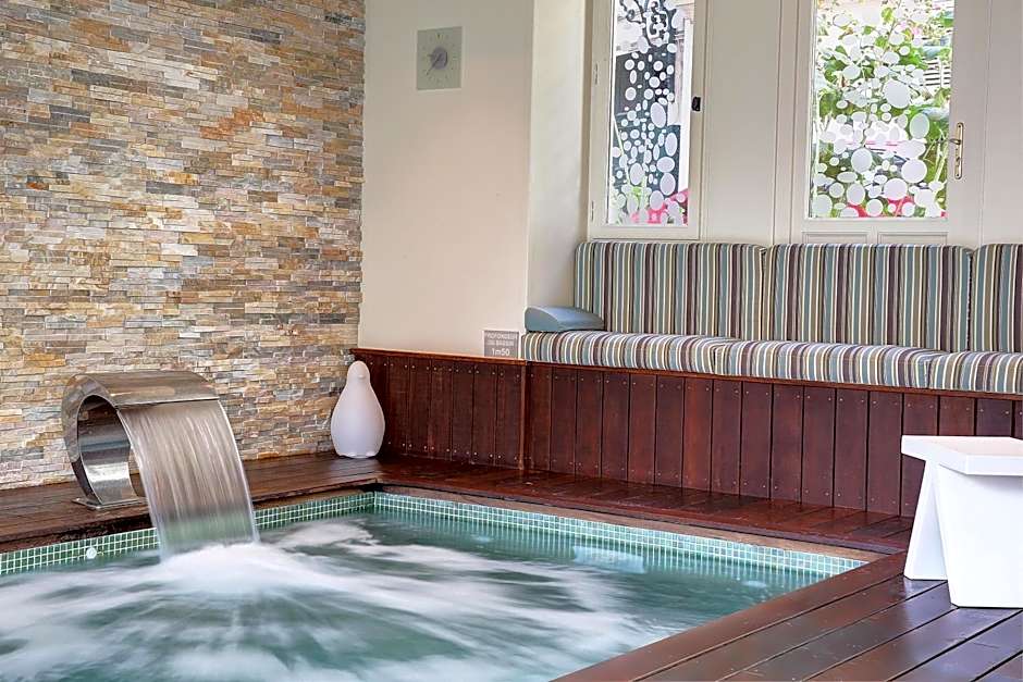 Logis Hôtel Restaurant Le Dauphin et Le Spa du Prieuré