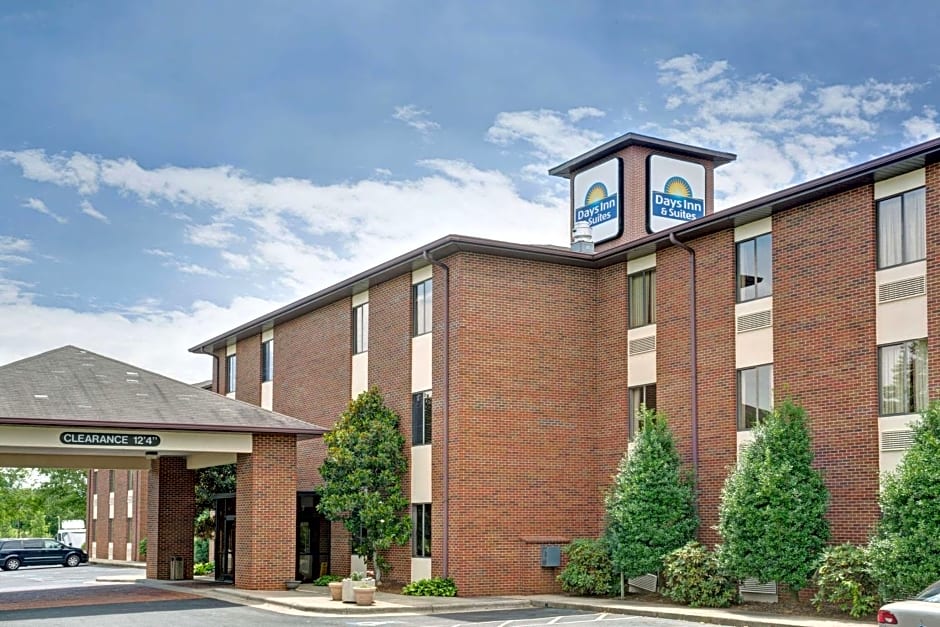 Days Inn & Suites by Wyndham Hickory