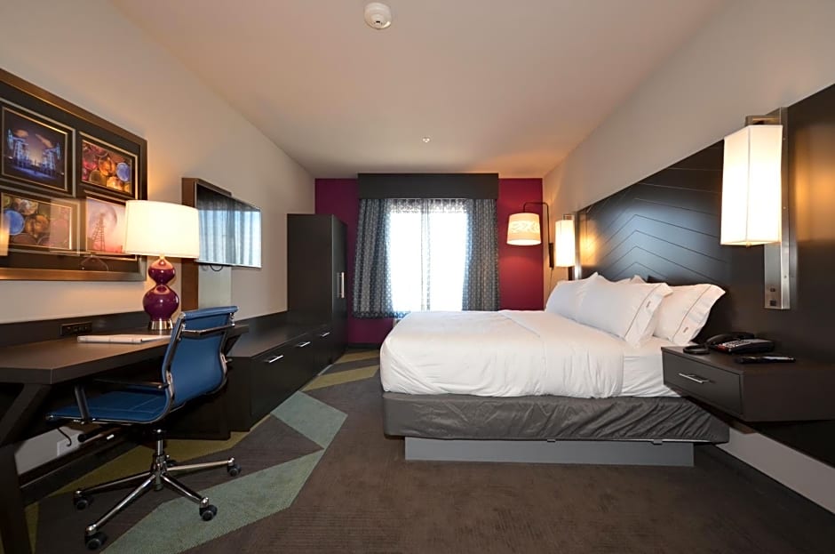 Holiday Inn Express & Suites Oklahoma City Mid - Arpt Area, an IHG Hotel