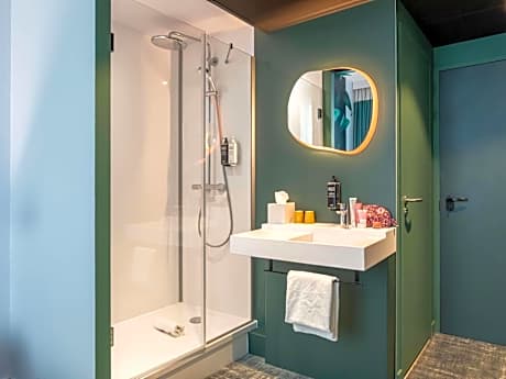 Standard Communication Room with One Double and Twin Single Beds