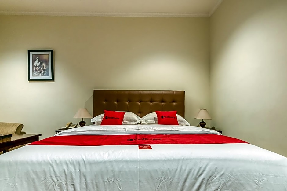 RedDoorz Plus near Dharmawangsa Square