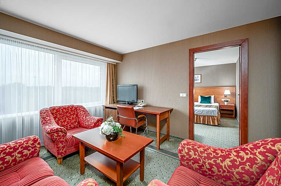 VILNIUS PARK PLAZA HOTEL, Restaurant & Terrace, Panorama Bar, Conference & Banquet Center