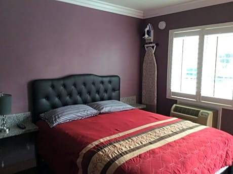 Queen Room - Non-Smoking