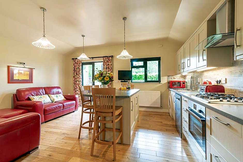 Tor Farm Lodges - Private Hot Tubs, Shared Seasonal Outdoor Pool, Dog Friendly