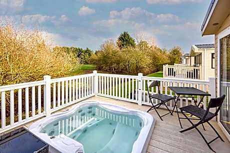 Cedar Lodge With Hot Tub