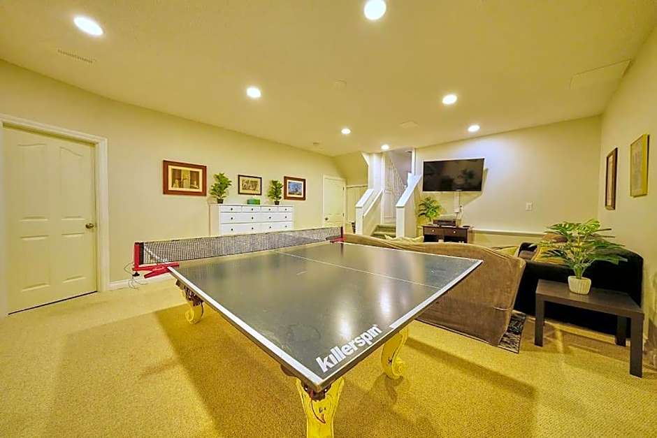 Casa Pura Vida Hot Tub, Pool & Ping Pong Tables w Backyard & BBQ Come stay