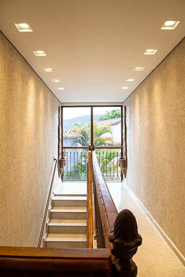 ESPAÇO 250 - Apto mobiliado, 3 quartos, sendo uma suíte, banheiro social, cozinha completa, sala de estar, ar condicionado, tv e internet