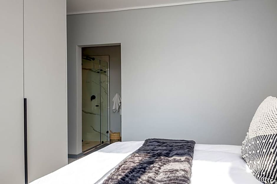 Luxury Bellagio 302 with Sea Views and Inverter