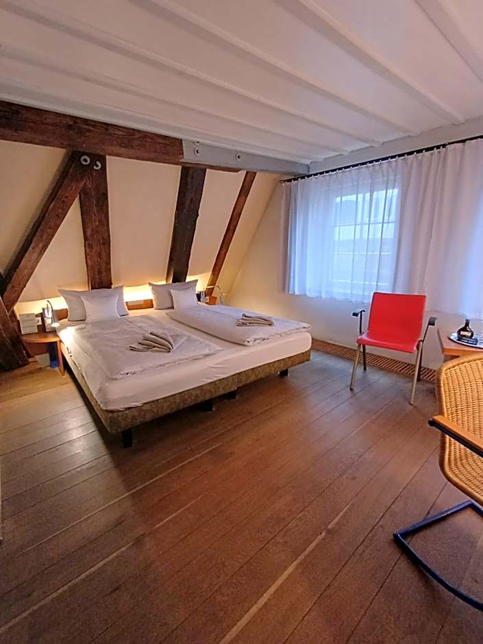 Schiefes Haus