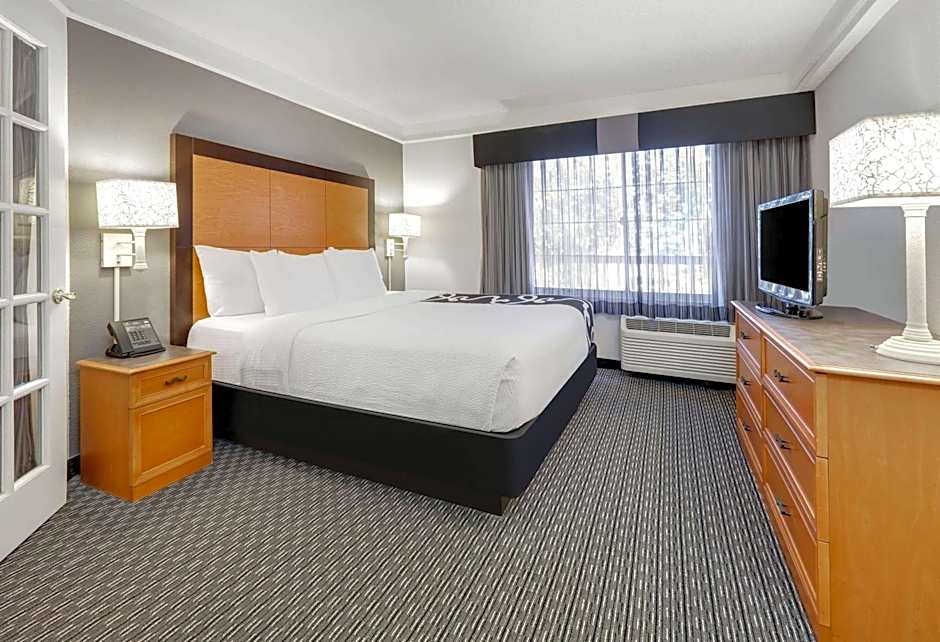 Photo 1 of 4 of Deluxe 1 King Bed
