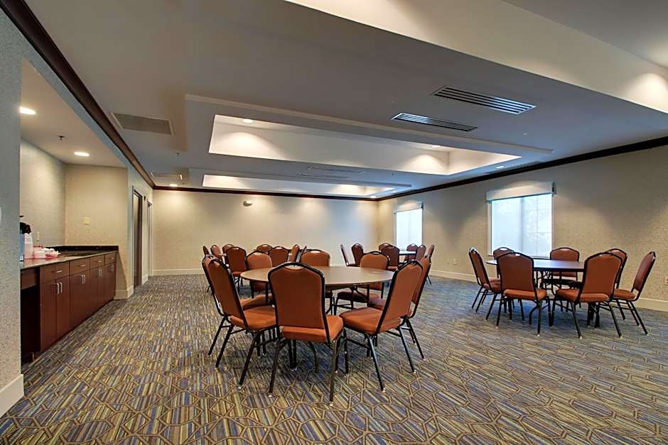 Holiday Inn Express Hotel & Suites Middleboro Raynham By IHG
