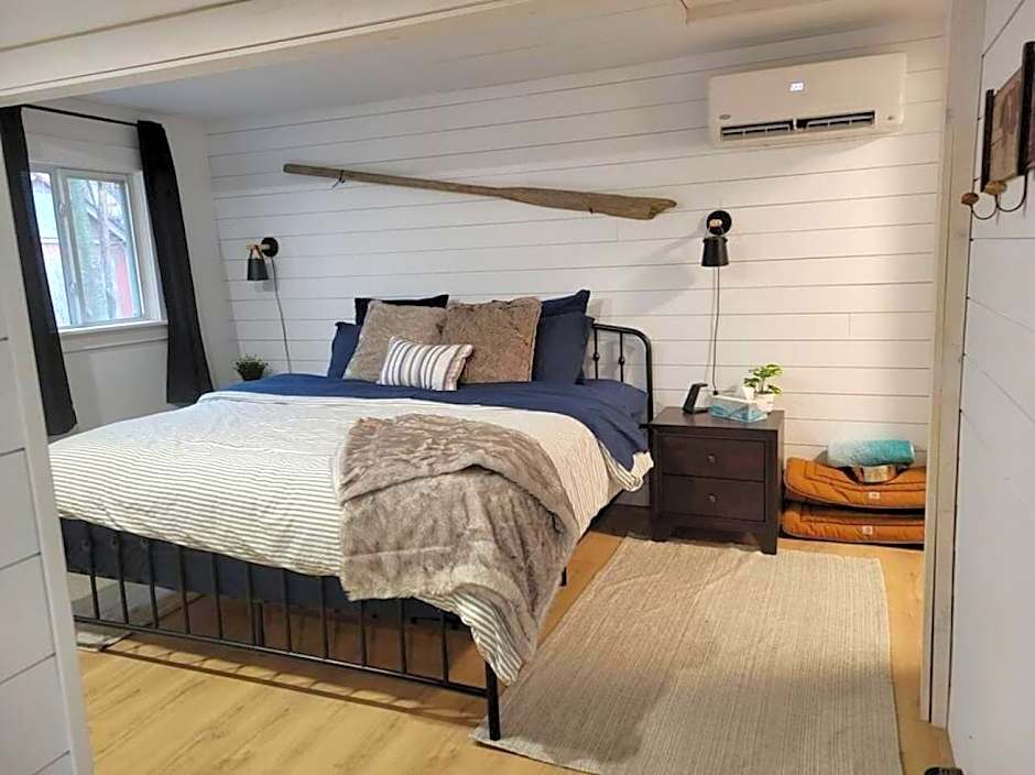 The Old Kettle Cabin with Hot Tub