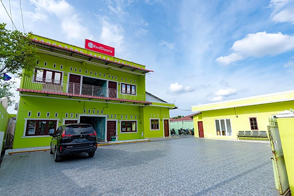 RedDoorz Syariah near UISU Medan