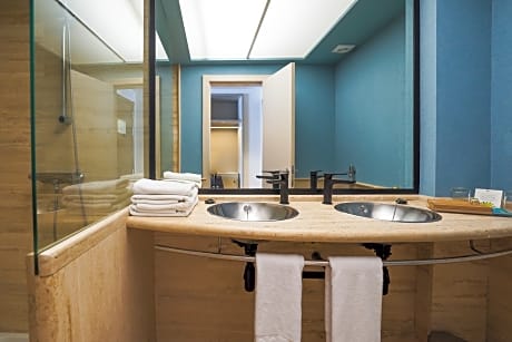 DOUBLE DELUXE WITH BALCONY 2 PAX